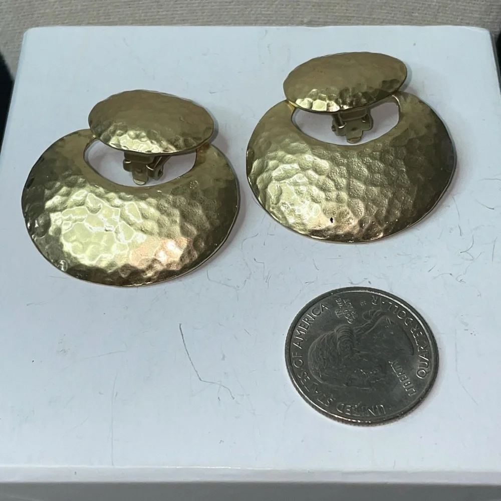 NWOT matte gold tone hammered clip on earrings - Picture 3 of 3